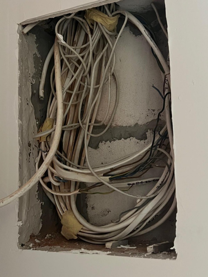 Miejscowos Zakrzów. Wykonaliśmy skrzynię rozdzielczą. Elektryk wcześniejszy nie skaczyl swojej pracy.