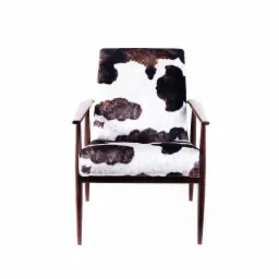 Fotel w stylu retro z obiciem imitującym krowią skórę, ciemne drewniane nogi i podłokietniki, na białym tle.