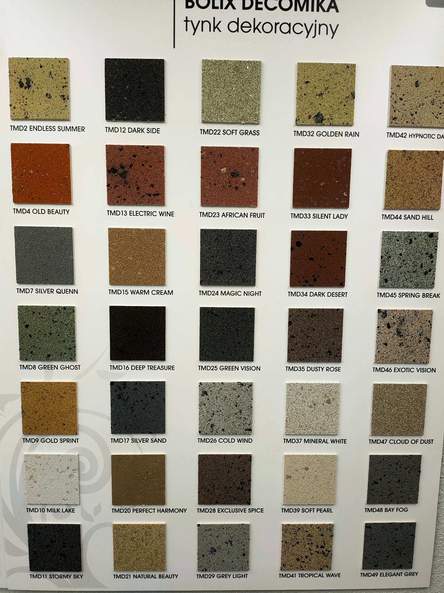 Paleta próbek tynków dekoracyjnych Bolix Decomika, prezentująca różnorodne kolory i faktury, od jasnych beżów po ciemne szarości, z nazwami takimi jak 'Endless Summer' i 'Dark Side'.