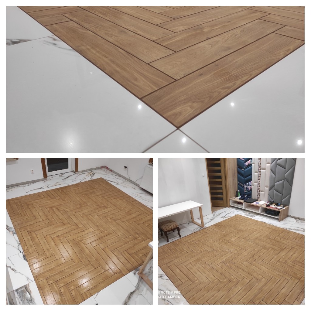 Ułożona podłoga z płytek imitujących drewno w jodełkę, otoczona białymi płytkami na podłodze w pomieszczeniu z białymi ścianami i meblami.