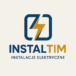 Logo firmy InstalTim z symbolem błyskawicy w kwadracie, nazwą i dopiskiem: Instalacje Elektryczne. Dominuje kolor niebieski i złoty.