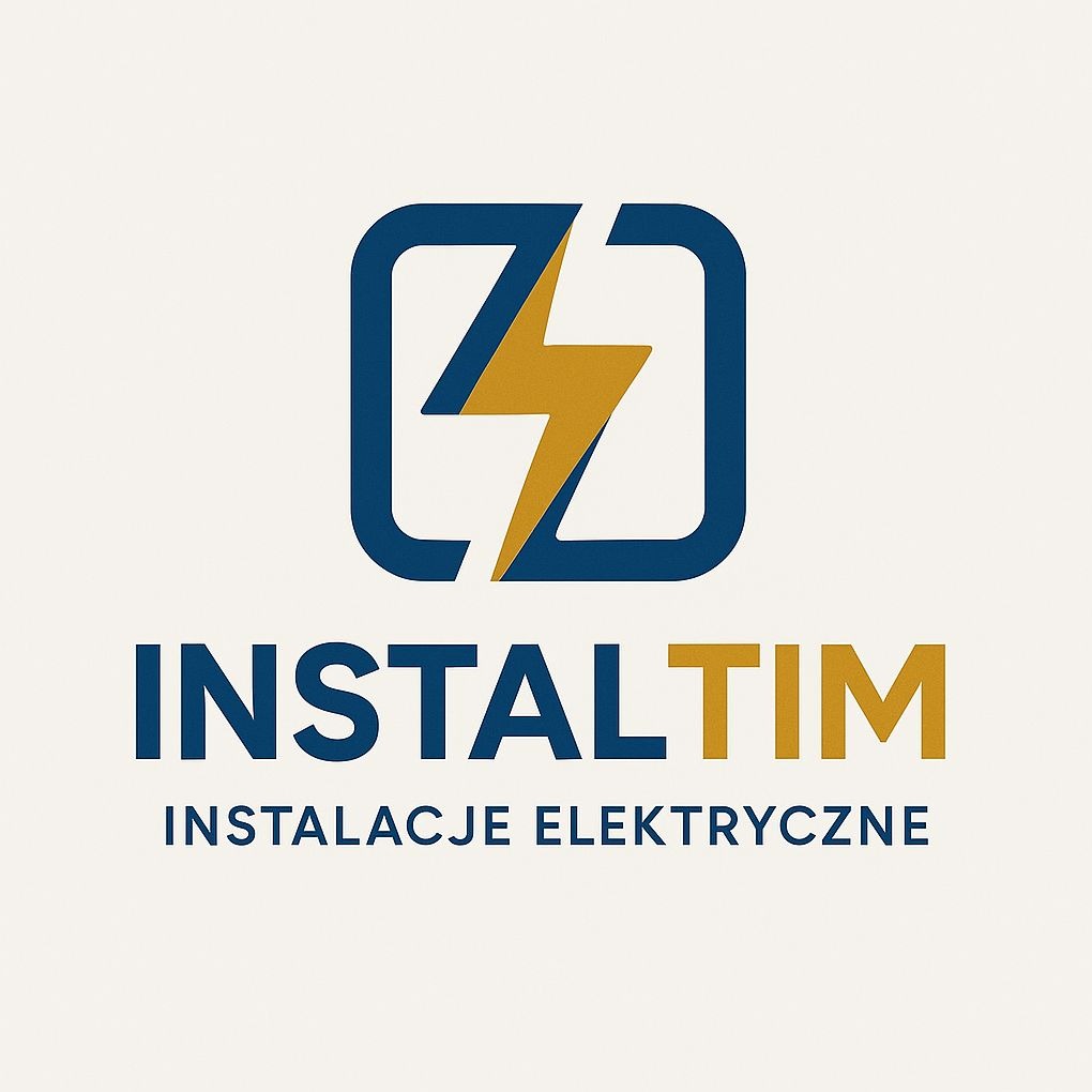 Logo firmy InstalTim z symbolem błyskawicy w kwadracie, nazwą i dopiskiem: Instalacje Elektryczne. Dominuje kolor niebieski i złoty.