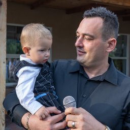 Nasz przepis na znakomitą zabawę na weselu.
Dobra energia + świetna muzyka + profesjonalne prowadzenie + kontakt z gośćmi = niezapomniane chwile!