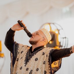 Ciekawostki na nasz temat.
Jeden z nas prowadził imprezę we Włoszech , drugi zagrał pierwszy raz na weselu mając… 17 lat!
Tańczyliśmy animacje z 4 piętra
Wskoczyliśmy całym Weselem do Basenu ;)