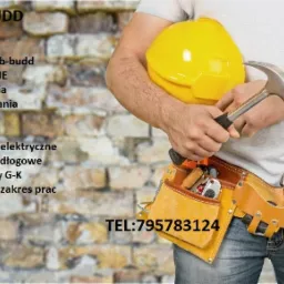 Mężczyzna w jeansach z pasem narzędziowym, trzymający żółty kask i młotek, na rozmytym tle ściany z cegły, z listą usług i numerem telefonu.