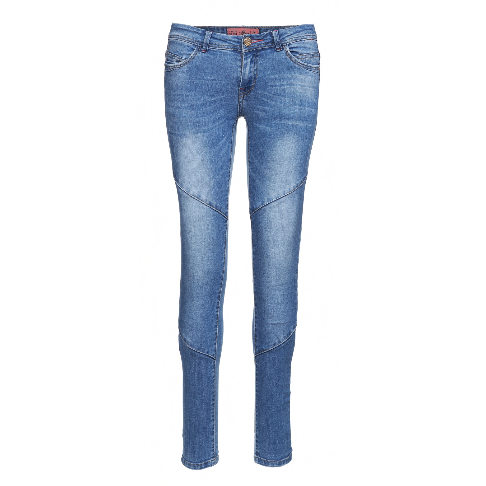 Para niebieskich jeansów damskich, z przeszyciami na udach, na białym tle.