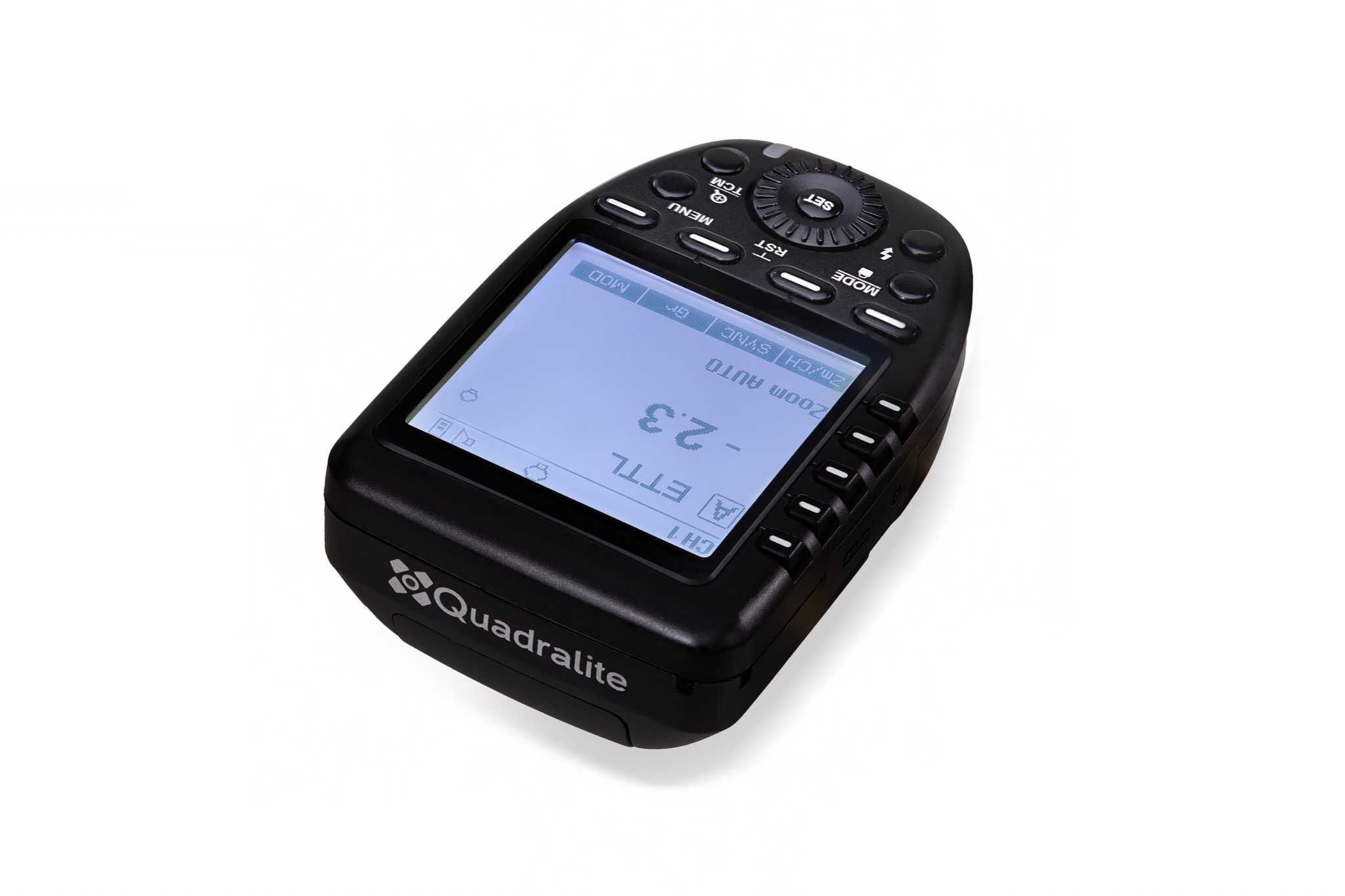 Czarny sterownik lampy błyskowej Quadralite z wyświetlaczem LCD wskazującym ustawienia mocy -2.3, tryb ETTL i zoom auto, widoczne logo Quadralite.