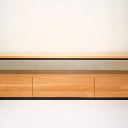 Nowoczesna szafka RTV z trzema szufladami, drewniany korpus z wyraźnym usłojeniem, czarna metalowa rama, minimalistyczny design, jasne tło.