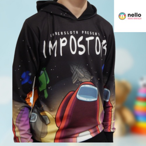 Chłopak w czarnej bluzie z kapturem z motywem gry Among Us, widoczne postacie Impostor, tło z gwiazdami, w tle zabawki.