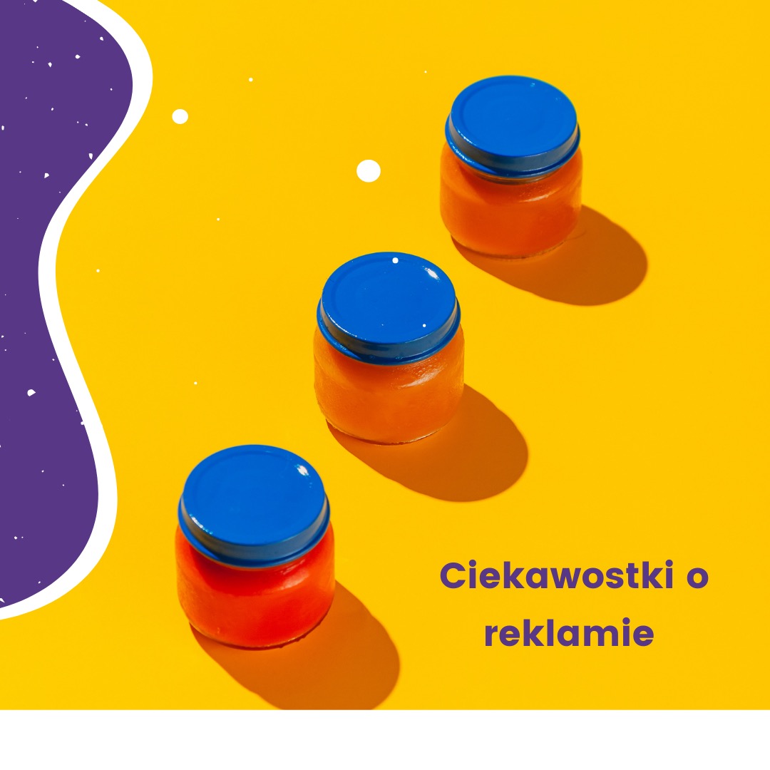 Trzy słoiczki z niebieskimi wieczkami w odcieniach pomarańczy i czerwieni, ustawione ukośnie na żółtym tle, z tekstem 'Ciekawostki o reklamie'.