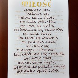 Plakat kaligraficzny: hymn o miłości św. Pawła. Połączenie 3 stylów: lombardzkiego, uncjały i copperplate. Wym . 30x42 cm.