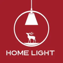 Minimalistyczne logo firmy o nazwie Home Light na czerwonym tle, przedstawiające stylizowaną lampę z sylwetką jelenia wewnątrz okręgu.
