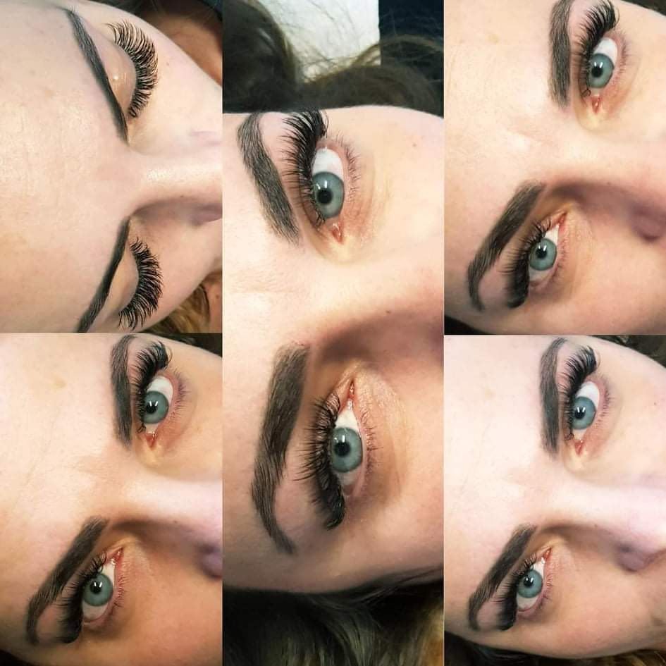 Kolaż sześciu zbliżeń na oko z przedłużonymi, gęstymi rzęsami, podkreślone brwi, widoczne odcienie szarości i czerni w makijażu oka, błękitna tęczówka.