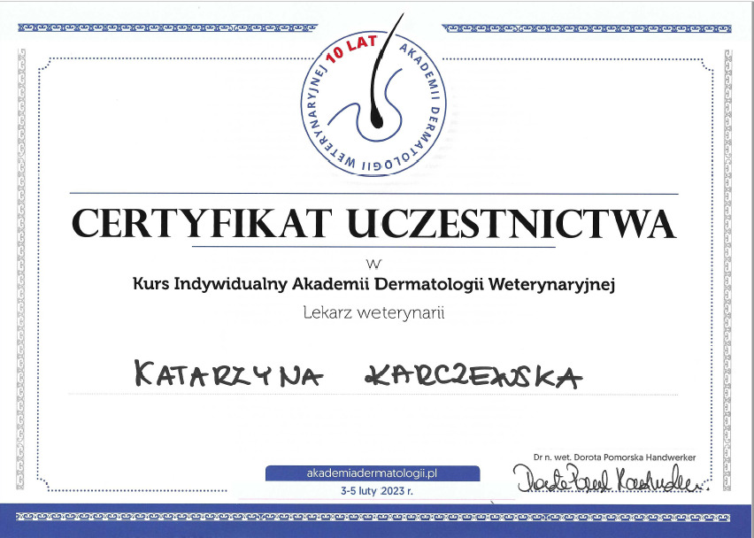 Certyfikat uczestnictwa w kursie indywidualnym Akademii Dermatologii Weterynaryjnej dla lekarza weterynarii Katarzyny Karczewskiej, wydany 3-5 lutego 2023 roku, podpisany przez dr n. wet. Dorotę...