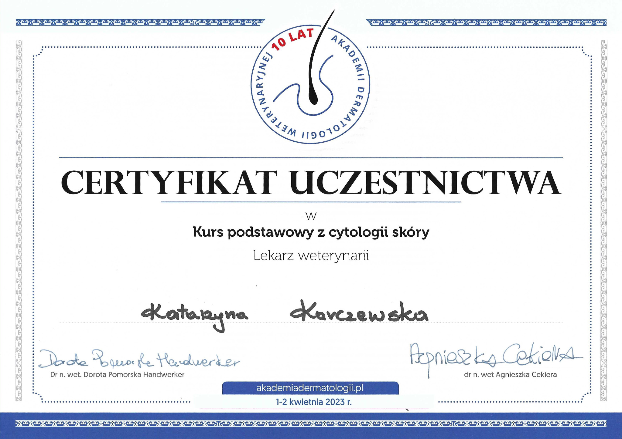 Certyfikat uczestnictwa w kursie podstawowym z cytologii skóry dla lekarzy weterynarii, wydany przez Akademię Dermatologii, z podpisami Doroty Pomorskiej Handwerker i Agnieszki Cekiera.