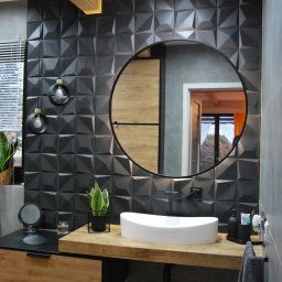 Zrealizowany projekt łazienki w stylu loft z czarnymi geometrycznymi płytkami 3 D elements.
