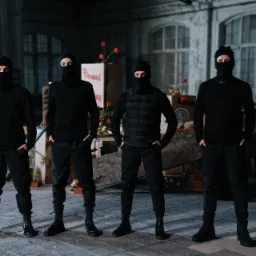 Czterech mężczyzn w czarnych strojach kominiarkach stoi w rzędzie w opuszczonym magazynie z dużymi oknami, za nimi widać wózek sklepowy, kwiaty i tablicę z napisem Flower oraz symbolem pokoju.