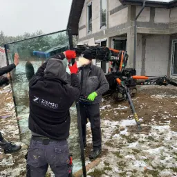 Budynek jednorodzinny, Władysławowo. Stolarka Salamander BE82 w kolorze antracyt. Rolety elektryczne podtynkowe.