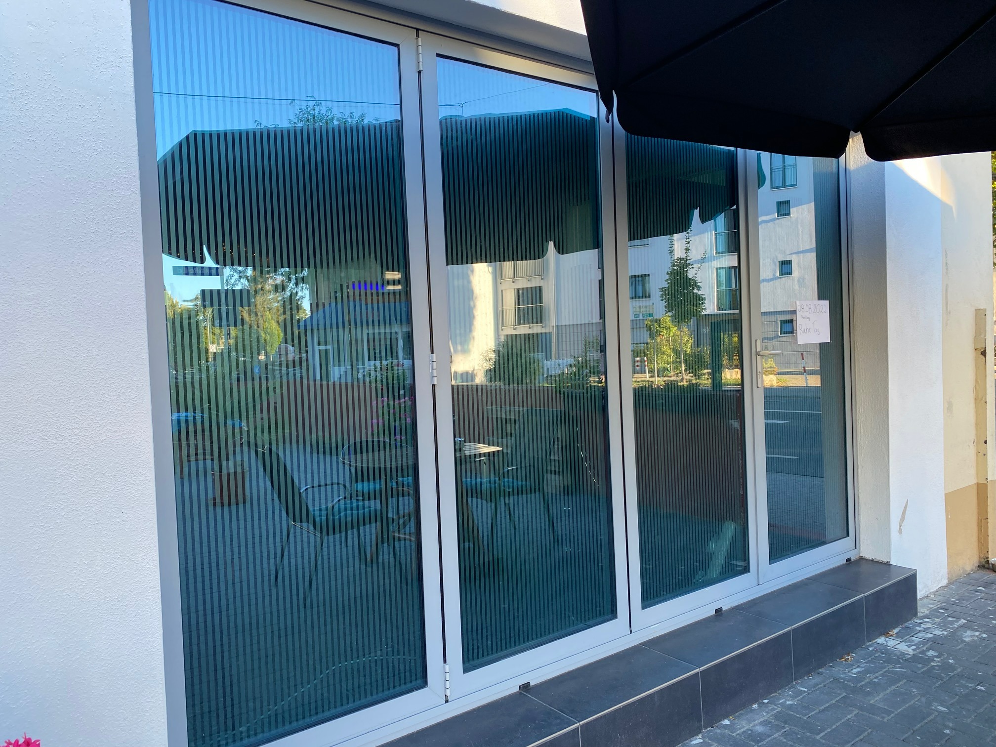 Realizacja Frankfurt nad Menem, Niemcy. Drzwi harmonijkowe Aluprof FOLD LINE, RAL 7001. Szkło selektywne.