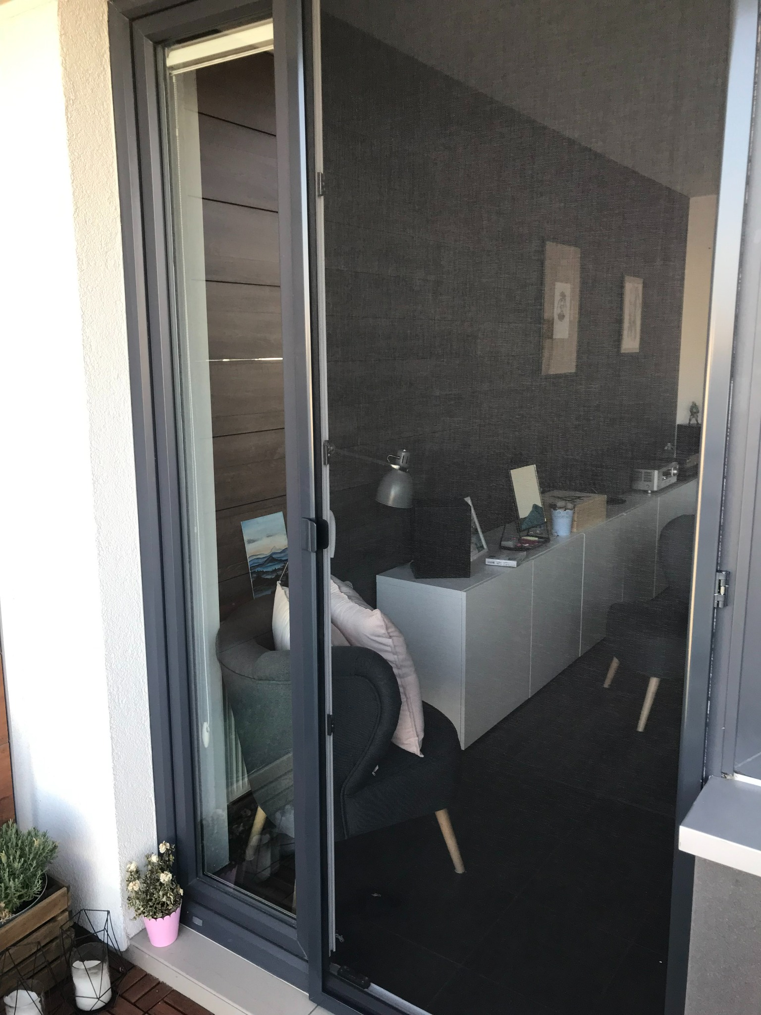 Moskitiera drzwiowa.