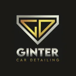 Eleganckie logo firmy GINTER Car Detailing z geometrycznym symbolem w kształcie rombu, łączącym srebrne i złote elementy, umieszczone na ciemnym tle.