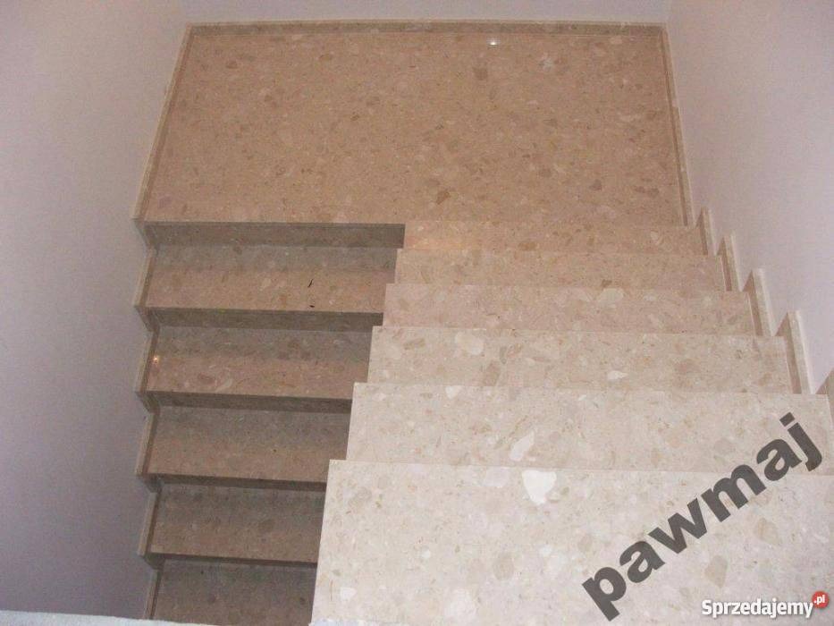 Beżowe schody z konglomeratu w domu w Przeźmierowie, widok z góry na stopnie.