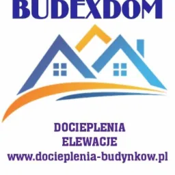 Logo firmy Budexdom z trzema stylizowanymi domami w kolorach niebieskim i pomarańczowym, napis 'Docieplenia Elewacje' oraz adres strony internetowej.