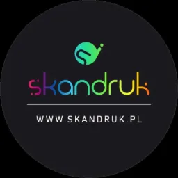 Okrągłe logo firmy Skandruk z gradientowym napisem i adresem strony internetowej na czarnym tle.