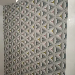 Ściana pokryta trójwymiarową tapetą o geometrycznym wzorze kwiatów w odcieniach szarości, błękitu, różu i żółci, oświetlona przez nowoczesną lampę sufitową w kształcie liści.