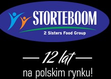 Logo firmy Storteboom 2 Sisters Food Group z informacją o 12 latach obecności na polskim rynku, umieszczone na ciemnym tle.