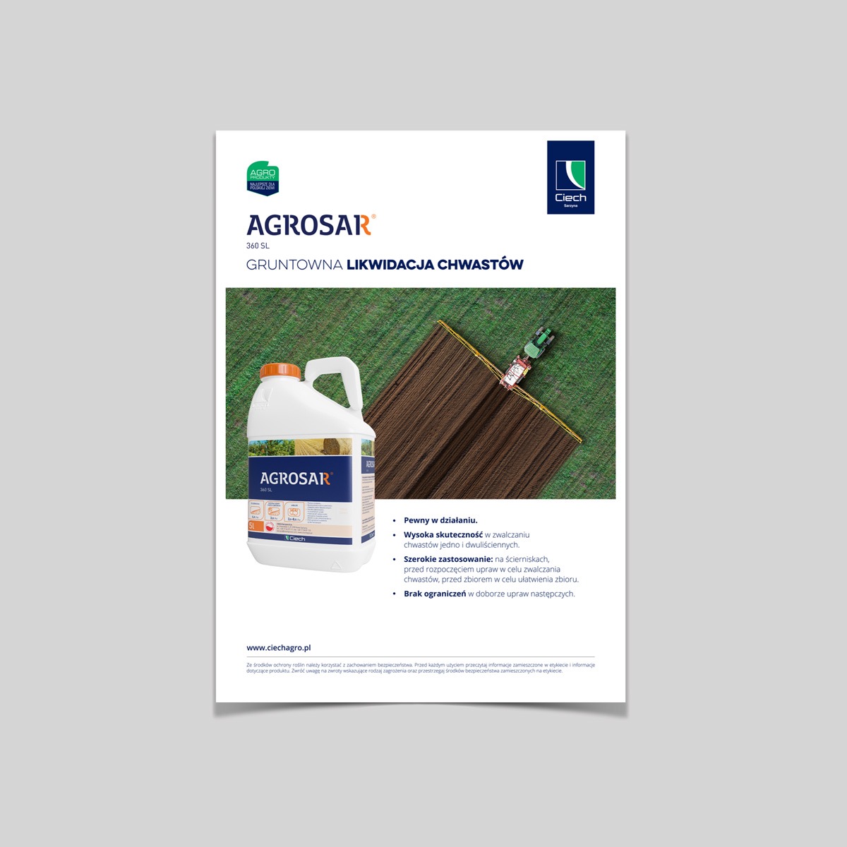 Biała butelka środka chwastobójczego Agrosar 360 SL na tle grafiki przedstawiającej traktor opryskujący pole, z tekstem reklamowym o skuteczności i szerokim zastosowaniu.