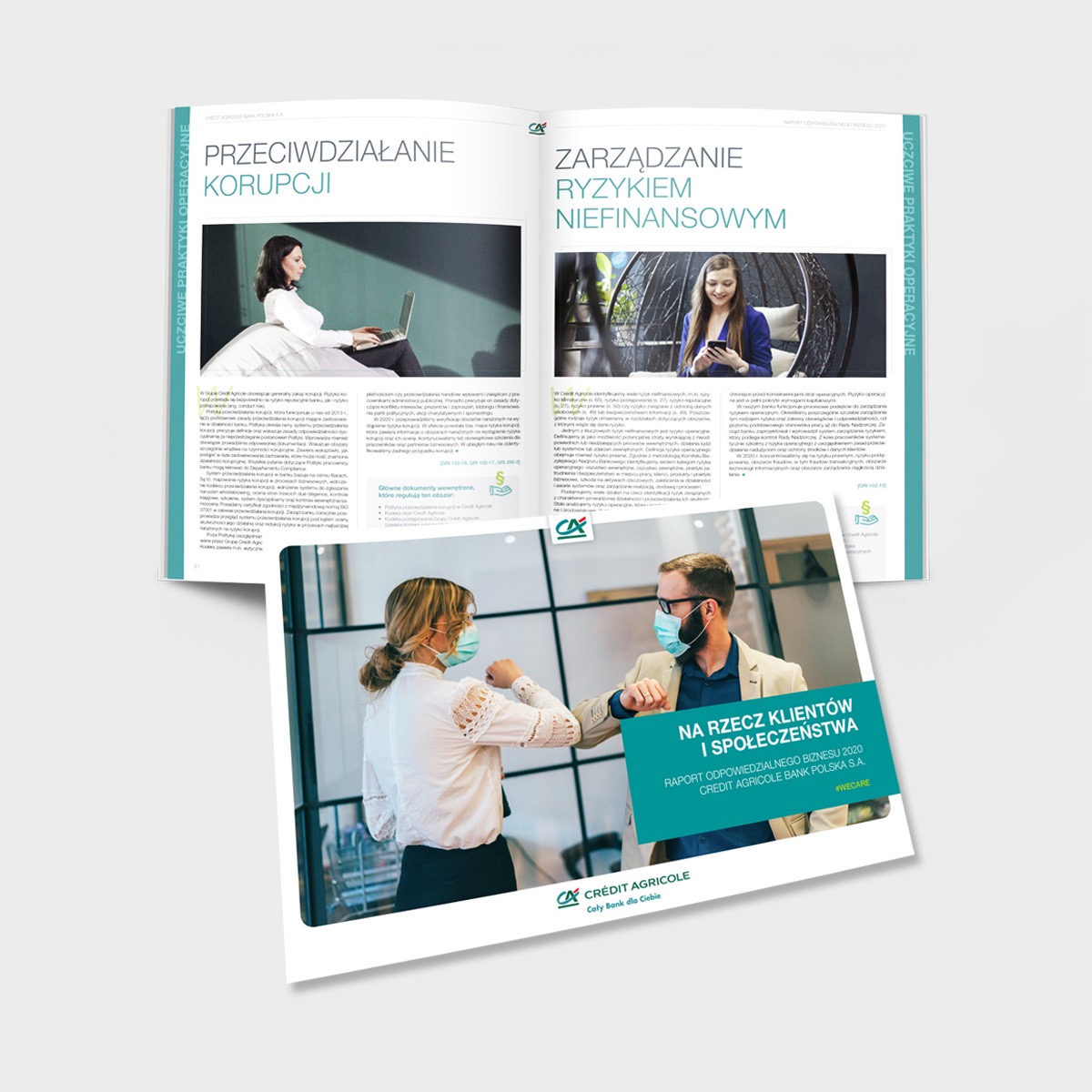 Raport roczny Credit Agricole na temat odpowiedzialnego biznesu z dwoma osobami w maskach witającymi się łokciami, widoczny na tle otwartej broszury z artykułami o przeciwdziałaniu korupcji...