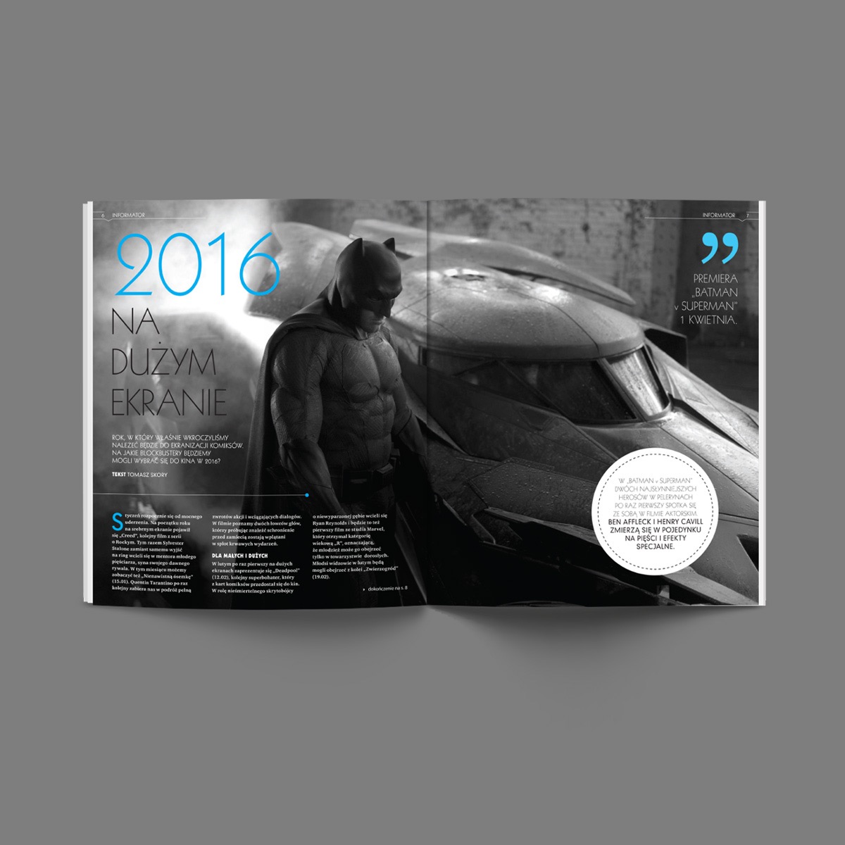 Czarno-białe zdjęcie Batmana w kostiumie stojącego przed Batmobilem, promujące film 'Batman v Superman' z datą premiery 1 kwietnia.
