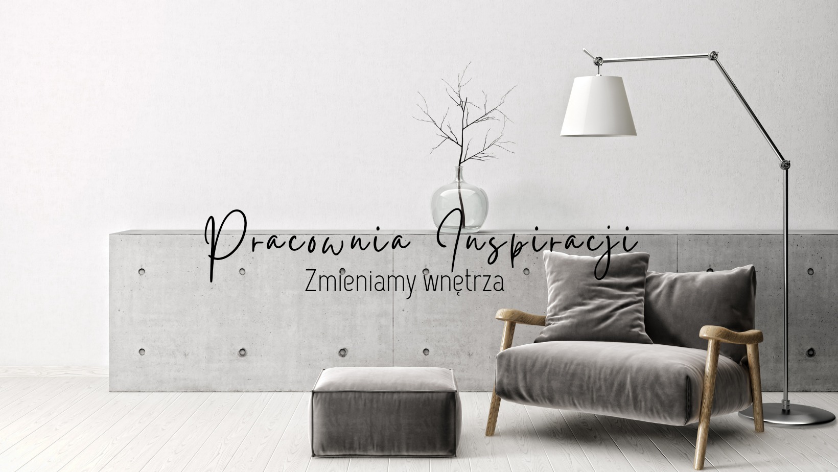 Wizualizacja wnętrza z szarym fotelem, pufem, lampą i betonową konsolą, nadrukowane logo 'Pracownia Inspiracji. Zmieniamy wnętrza'.