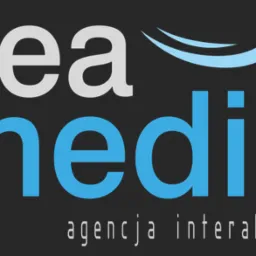 Logo firmy Sea Media, agencji interaktywnej, z nazwą w kolorach szarym i niebieskim oraz stylizowaną falą nad napisem.