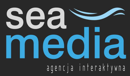Logo firmy Sea Media, agencji interaktywnej, z nazwą w kolorach szarym i niebieskim oraz stylizowaną falą nad napisem.