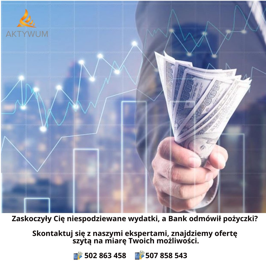 Dłoń trzymająca plik banknotów na tle wykresu wzrostu finansowego z elementami miejskiego krajobrazu