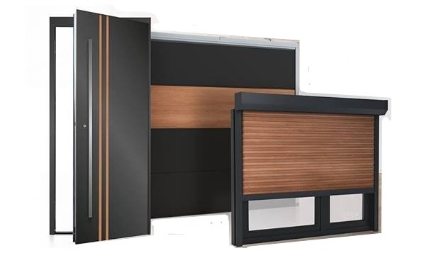 Otwarta czarna nowoczesna drzwi wejściowe z pionowymi paskami dekoracyjnymi, obok zamknięta drewniana roleta zewnętrzna z czarną ramą oraz fragment czarnej ściany z drewnianym panelem w tle.