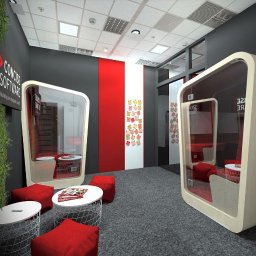Oliwia Kalandyk Architektura Wnętrz - Nowoczesna przestrzeń biurowa z przeszklonymi kabinami do rozmów, czerwonymi pufami i białymi stolikami na metalowych podstawach, logo firmy Concise Software na ścianie, karteczki samoprzylepne...