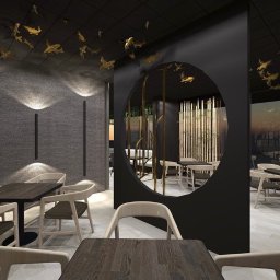 Oliwia Kalandyk Architektura Wnętrz - Nowoczesne wnętrze restauracji z ciemnymi ścianami, drewnianymi stołami i krzesłami w jasnych odcieniach. Dekoracyjne złote rybki zawieszone pod sufitem, okrągłe przejście do kolejnej sali...