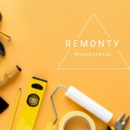 Zestaw narzędzi remontowych: miara zwijana, ścisk stolarski, śrubokręt, pędzel, poziomica, ołówek, wałek do malowania, taśma malarska, kombinerki na żółtym tle z napisem REMONTY Wykończenia.