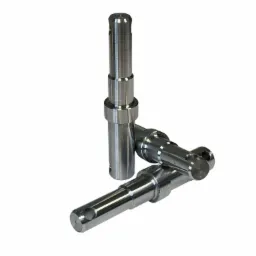 Trzy precyzyjnie obrobione, metalowe trzpienie z otworami, ułożone na białym tle w studyjnym oświetleniu, prezentujące detale obróbki CNC.