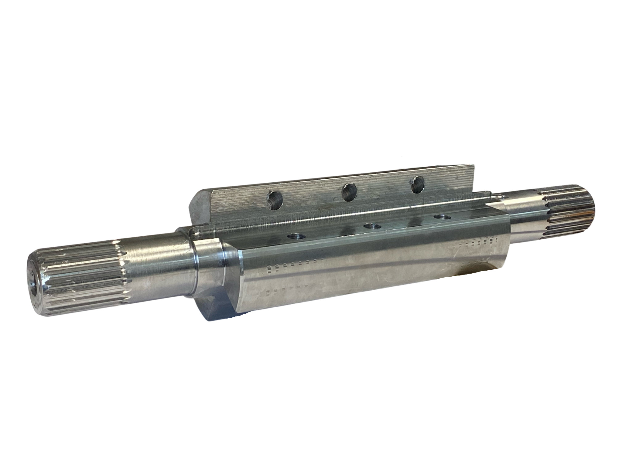 Wypolerowany, metalowy wał z zębami po obu stronach i przymocowanym elementem z otworami na śruby, leżący poziomo na białym tle.