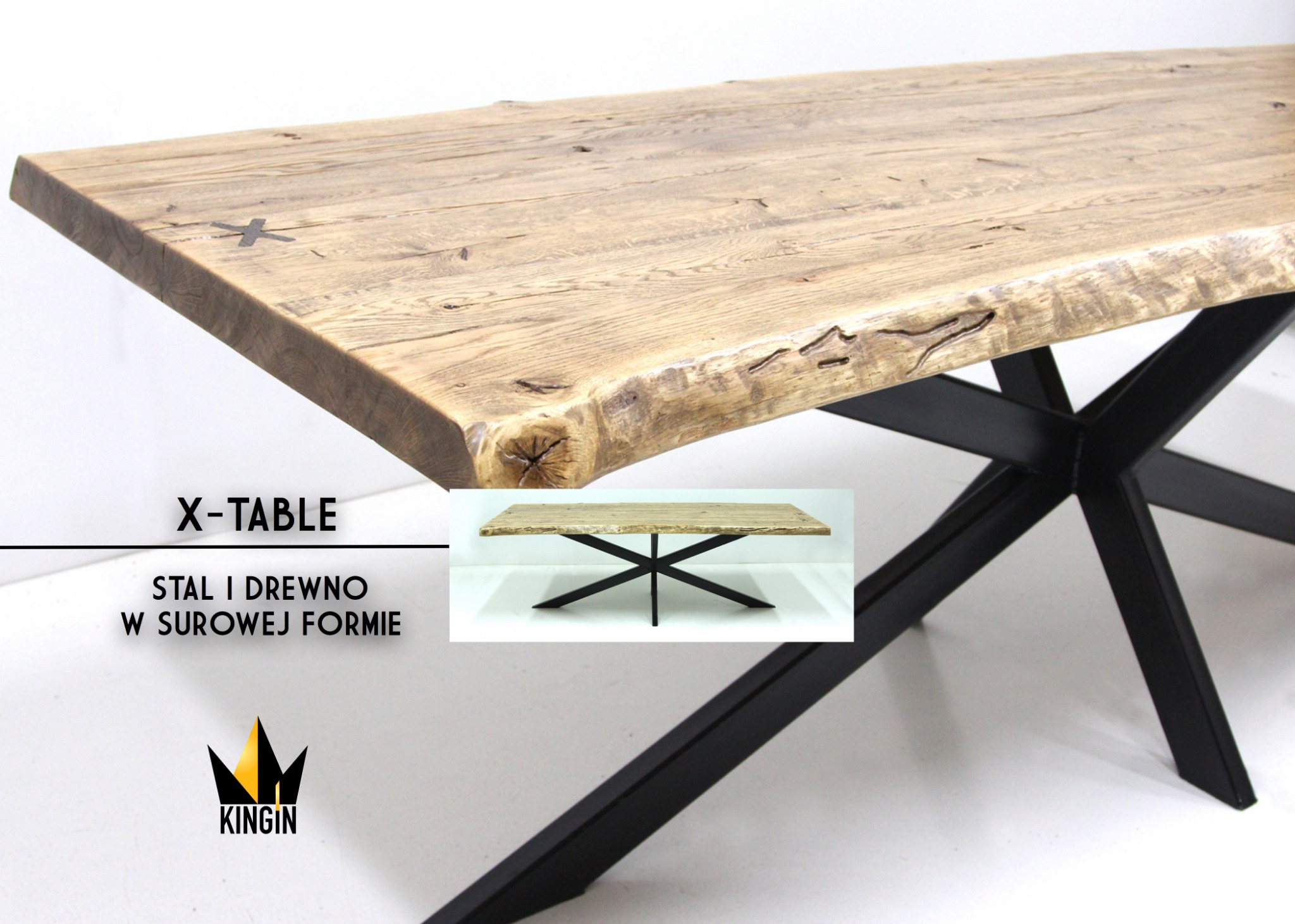 Stół z blatem z jasnego drewna o nieregularnych krawędziach, wsparty na czarnej, metalowej podstawie w kształcie litery X; widoczne słoje drewna i niewielkie wstawki w kształcie krzyżyków; w tle...