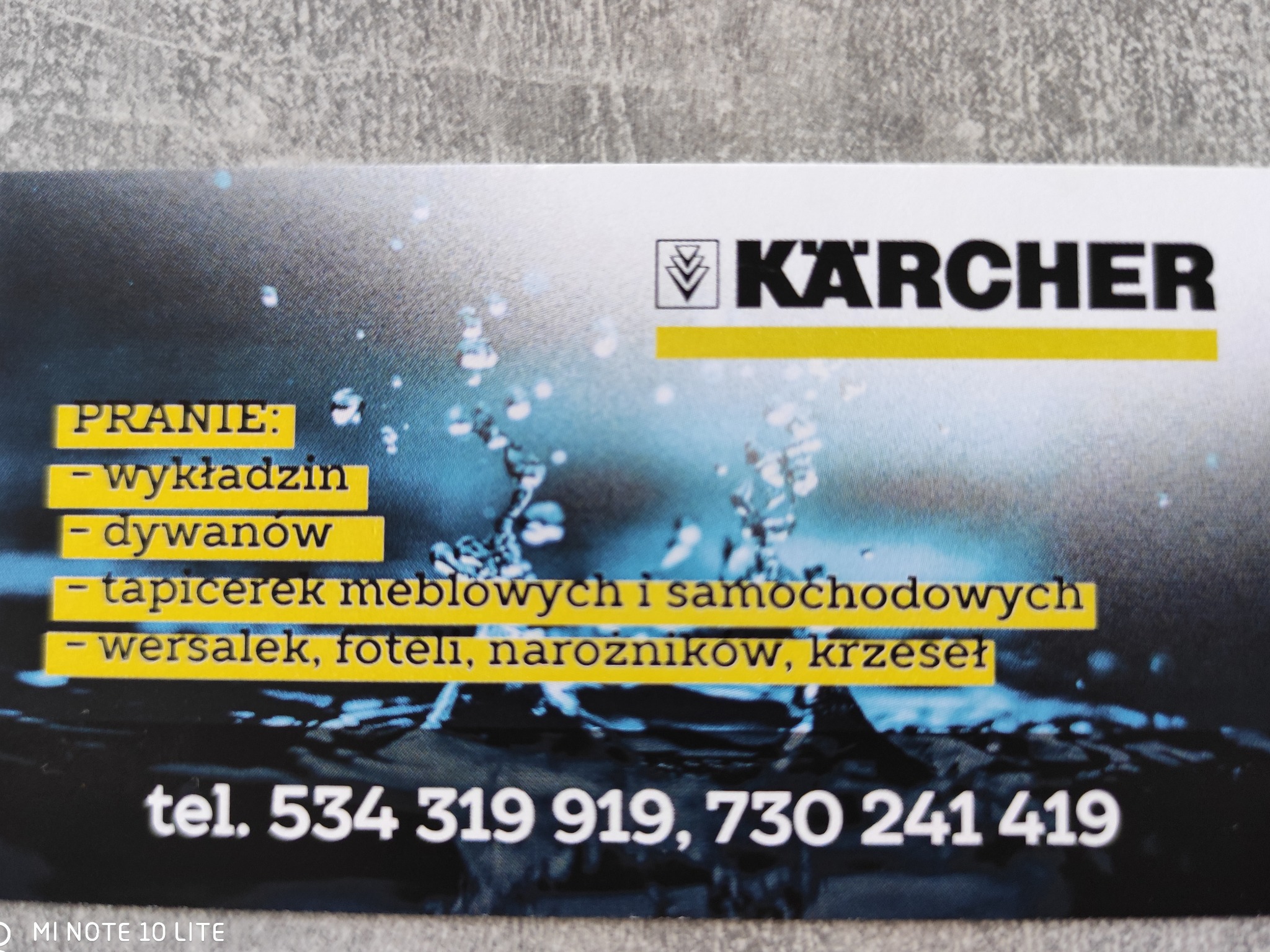 Wizytówka firmy Kärcher oferującej pranie wykładzin, dywanów i tapicerek meblowych z numerami telefonów.