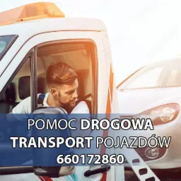 Kierowca lawety w kabinie, obok transportowany srebrny samochód osobowy, widoczny pomarańczowy kogut na dachu lawety.