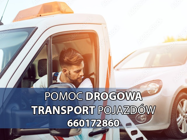 Kierowca lawety w kabinie, obok transportowany srebrny samochód osobowy, widoczny pomarańczowy kogut na dachu lawety.