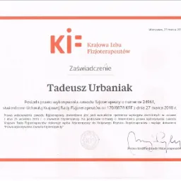 Skan zaświadczenia o prawie wykonywania zawodu fizjoterapeuty, wydanego przez Krajową Izbę Fizjoterapeutów dla Tadeusza Urbaniaka, z datą 27 marca 2018 roku, zawierające logo i podpis Prezesa...