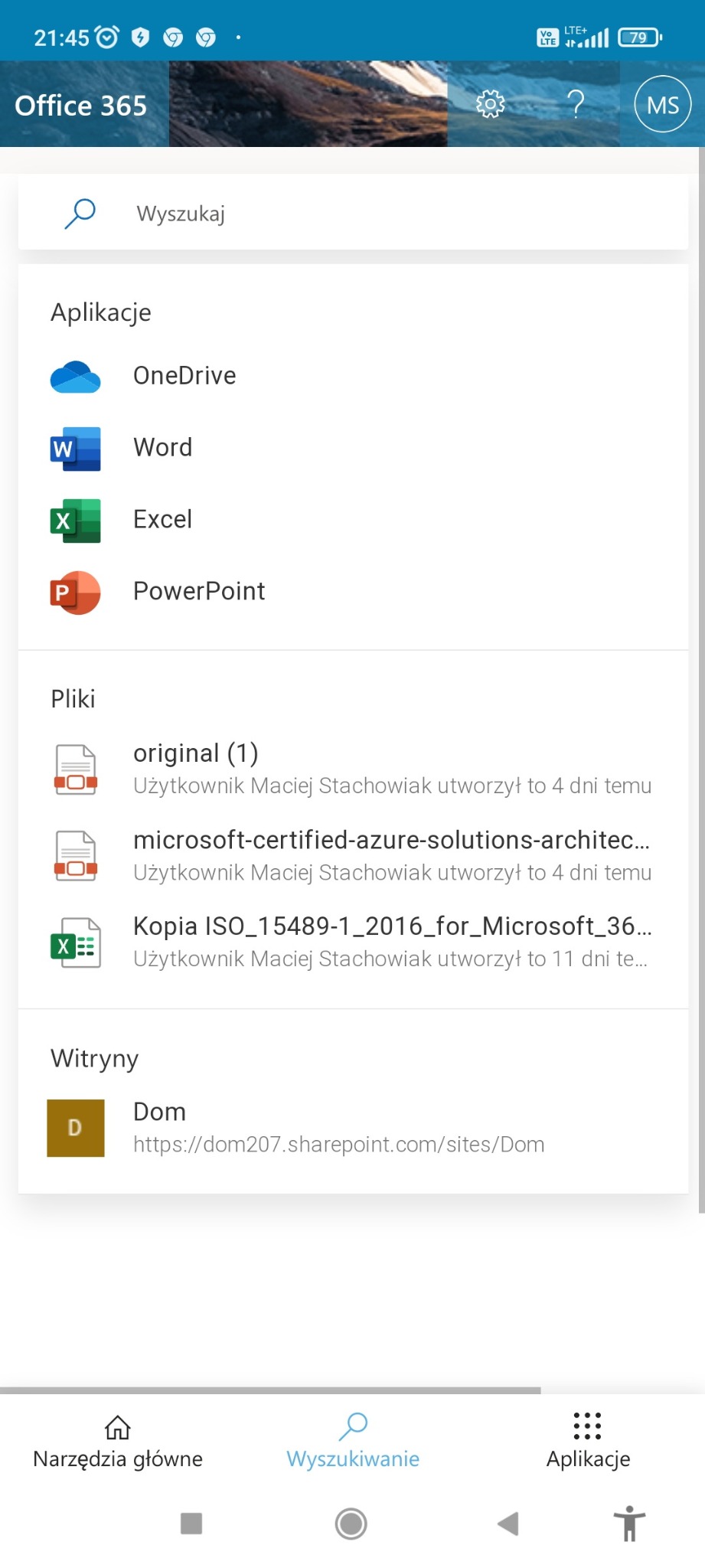 Zrzut ekranu aplikacji Office 365 na smartfonie, widoczne ikony OneDrive, Word, Excel, PowerPoint oraz lista plików i witryn użytkownika Macieja Stachowiaka.
