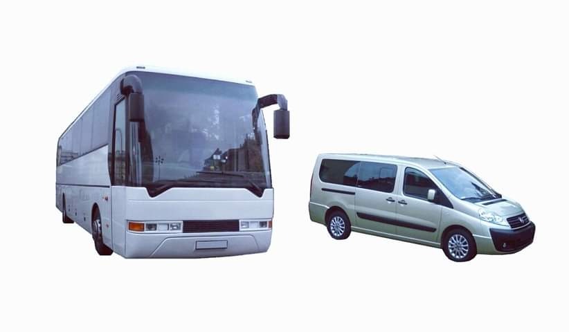 Biały autokar turystyczny i srebrny van na białym tle, prezentacja floty pojazdów.